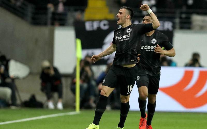 Kostić strelac u trijumfu nad liderom Bundeslige!