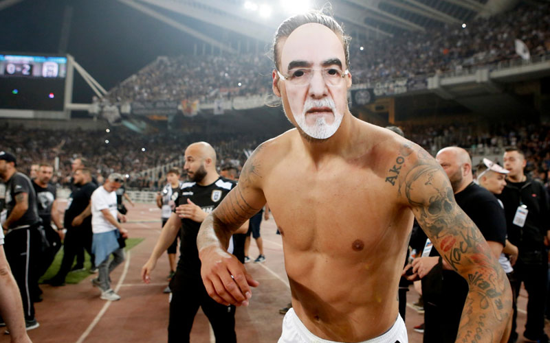 Prijović sa PAOK-om osvojio Kup, igrači nosili maske sa likom predsednika! (VIDEO)